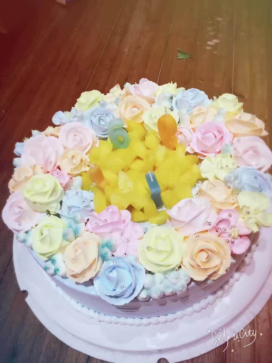 共祝生日 双手合十,唱起生日歌,甜美而温馨